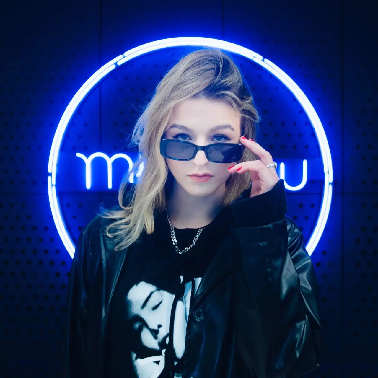 Portret przy niebieskim neonowym okręgu