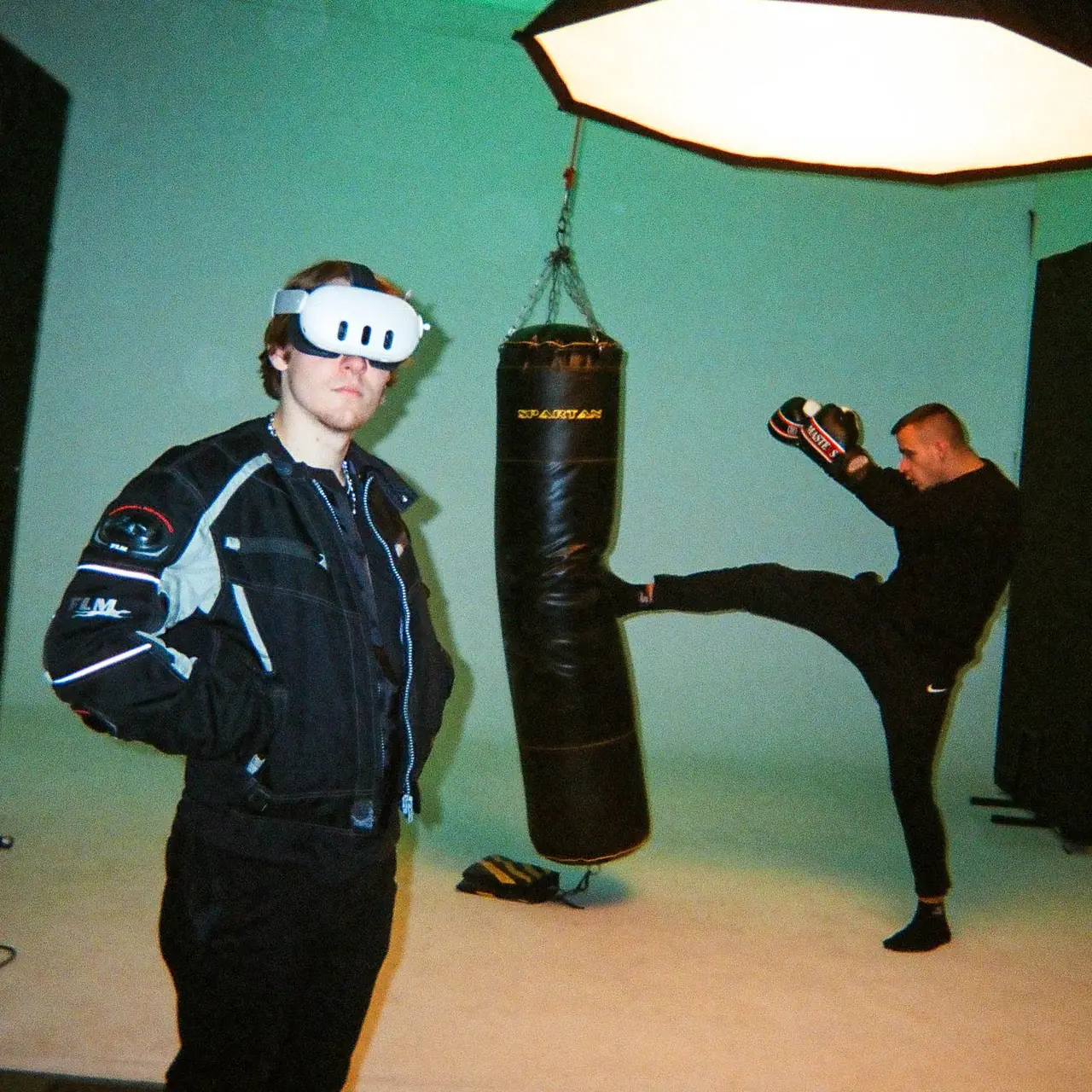 Kadr pionowy z sesji w studiu: worek treningowy i softbox